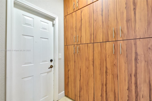 1632 NE Winterberry Ln, Weston, FL 33327 - details featuring a textured wall