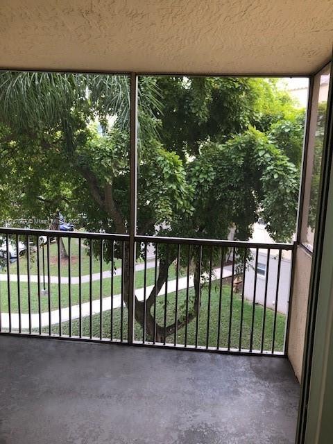 8353 Lake Dr Unit 302, Doral, FL 33166 - exterior space