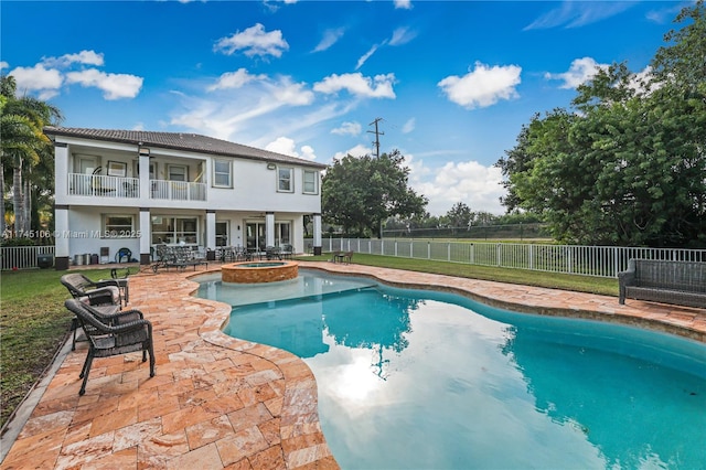 view of swimming pool featuring an in ground hot tub, ceiling fan, and a patio area