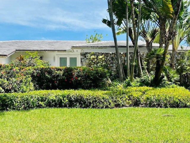 view of side of property featuring a yard and stucco siding