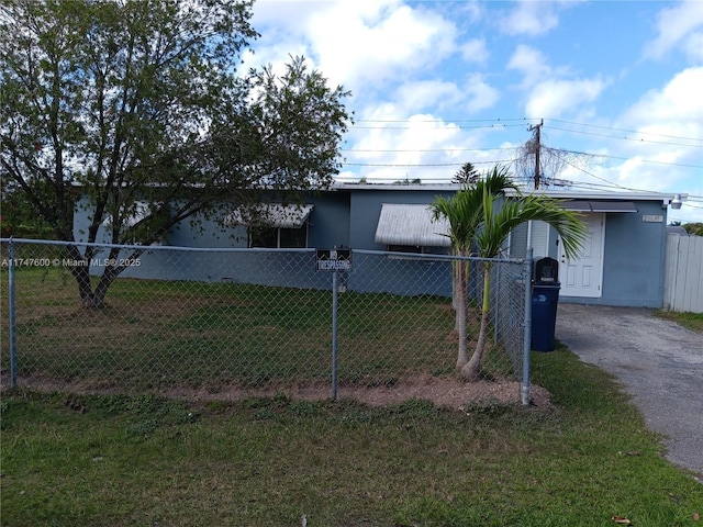 view of front of house with a front yard