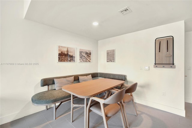 dining area featuring breakfast area, visible vents, and baseboards