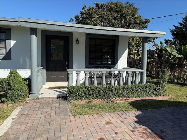 property entrance featuring a porch