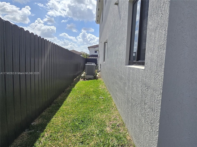 view of yard featuring cooling unit