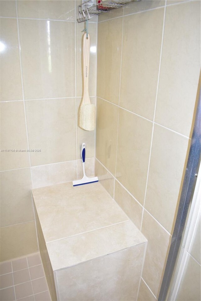 bathroom featuring a tile shower