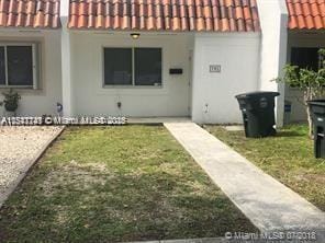 view of front of property featuring a front lawn