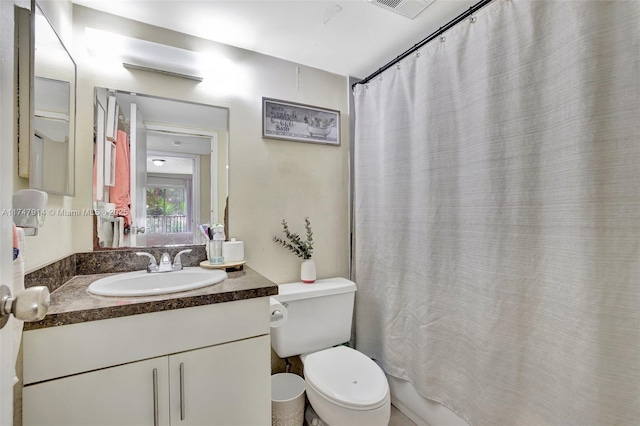 full bathroom with toilet, vanity, and shower / bath combo