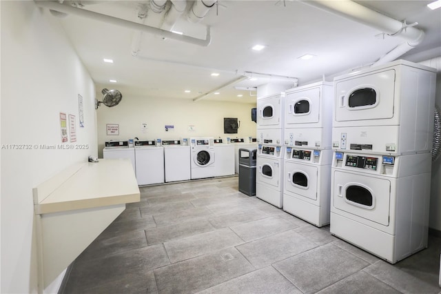 washroom featuring independent washer and dryer and stacked washer and clothes dryer