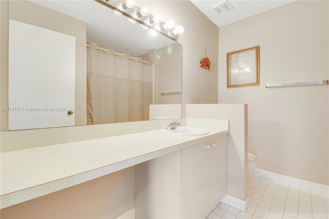 full bathroom featuring tile patterned flooring, toilet, vanity, visible vents, and a shower with curtain