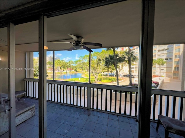 sunroom with ceiling fan