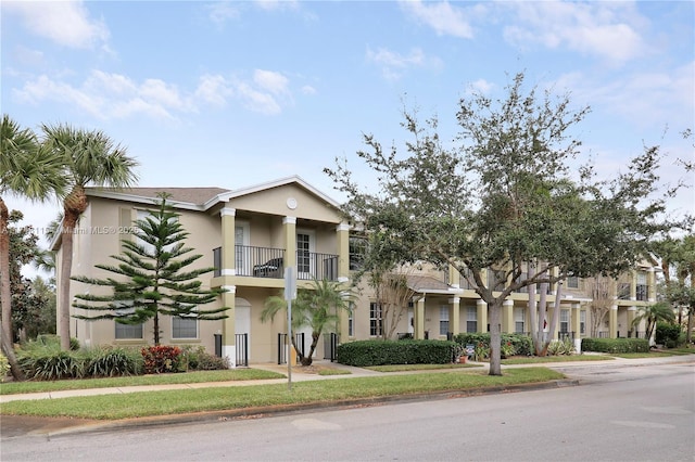 view of front of property featuring a balcony