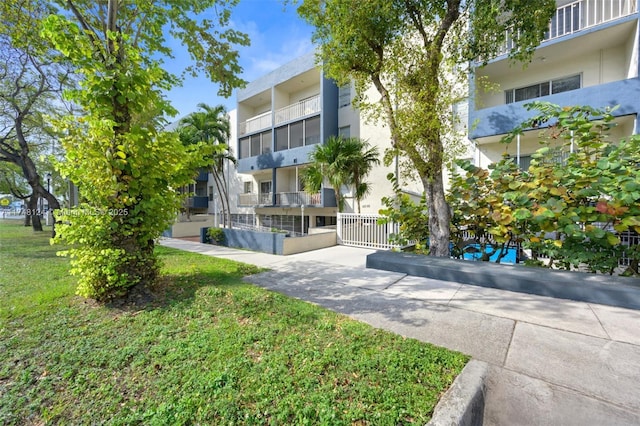 view of property's community featuring a yard