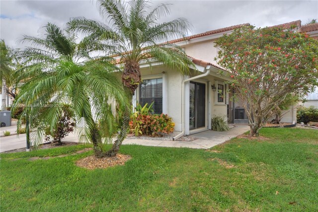 8639 Eagle Run Dr Unit 11, Boca Raton, FL 33434 - view of front of house with stucco siding and a front yard