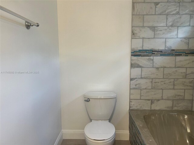 8639 Eagle Run Dr Unit 11, Boca Raton, FL 33434 - full bathroom featuring baseboards, a bathtub, and toilet