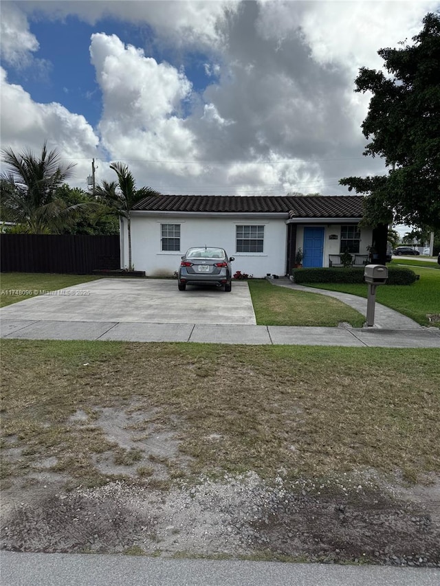 ranch-style home featuring a front lawn