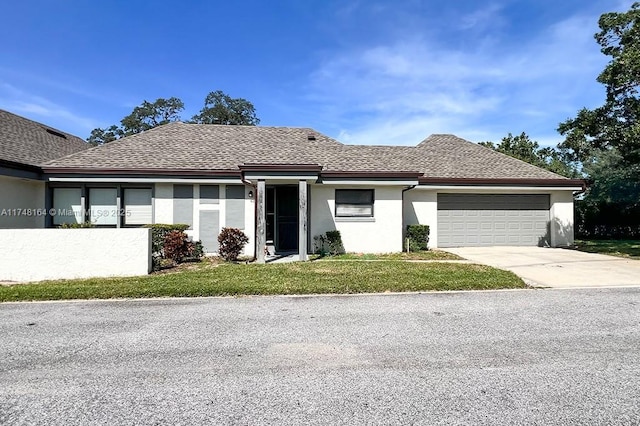 view of front facade featuring a garage and a front lawn