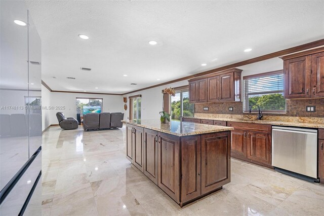 dining area featuring visible vents, crown molding, and baseboards