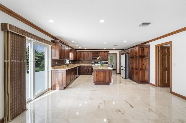 office with arched walkways, crown molding, visible vents, and baseboards