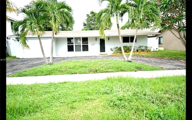 single story home featuring a front yard