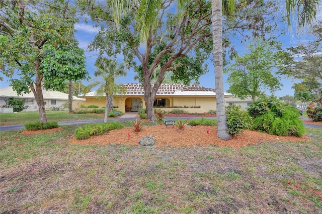 view of front of home featuring a front yard