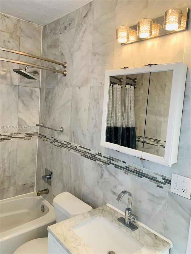 full bathroom with shower / bath combo with shower curtain, vanity, and toilet