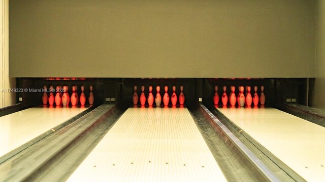 650 NE 32nd St Unit 2105, Miami, FL 33137 - game room with bowling