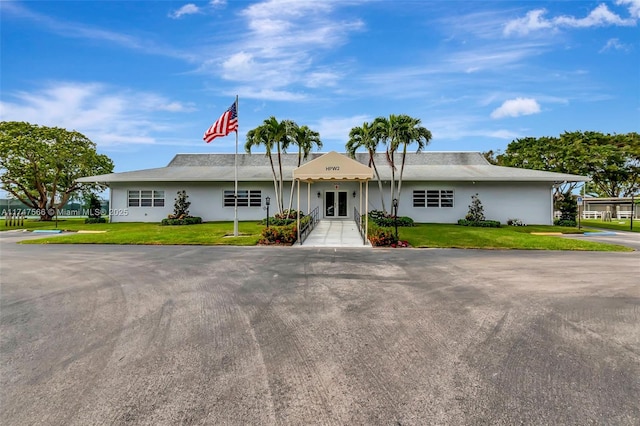 single story home with a front lawn