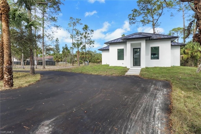 view of front of home featuring a front lawn