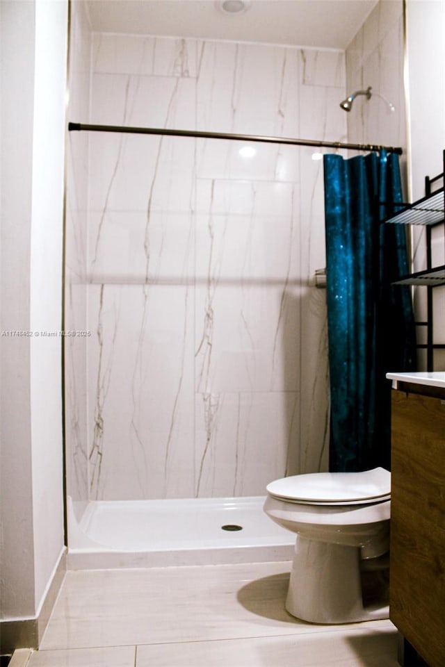 bathroom featuring vanity, a shower with curtain, and toilet