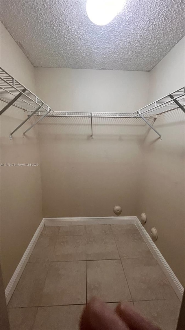 walk in closet featuring tile patterned floors