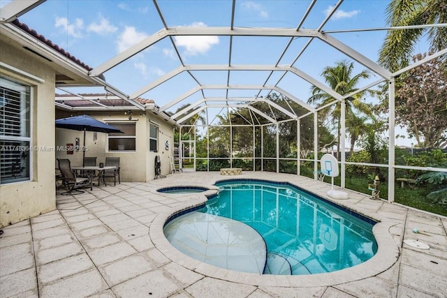 2813 Augusta Ln, Homestead, FL 33035 - view of pool featuring a patio, a pool with connected hot tub, and a lanai