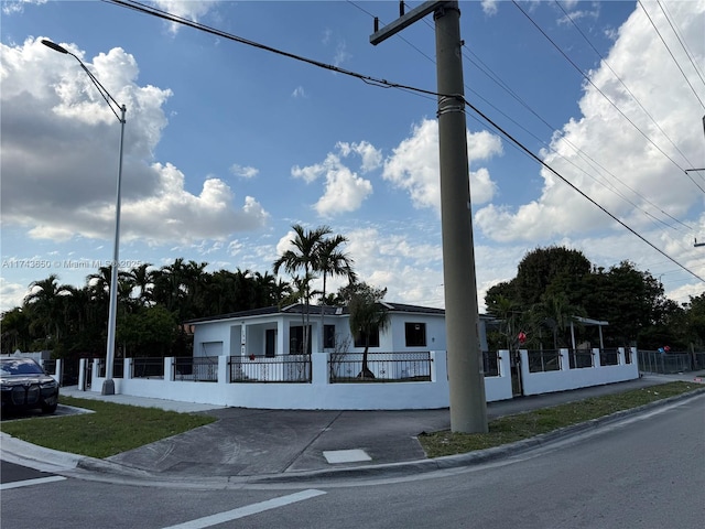 view of front of house featuring a fenced front yard