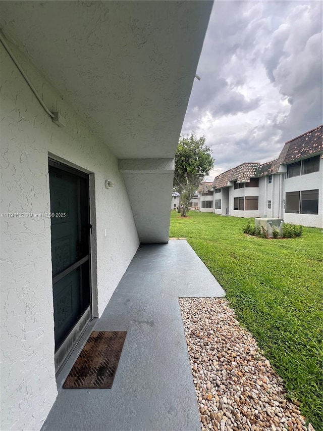 view of yard featuring a patio area