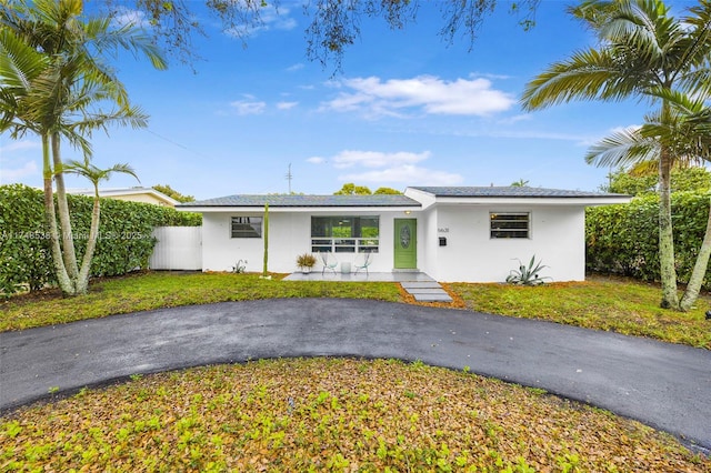 single story home with a front yard