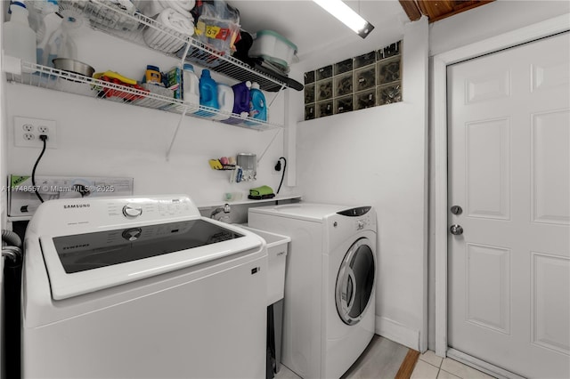 kitchen featuring a breakfast bar area, visible vents, a peninsula, stainless steel appliances, and light countertops