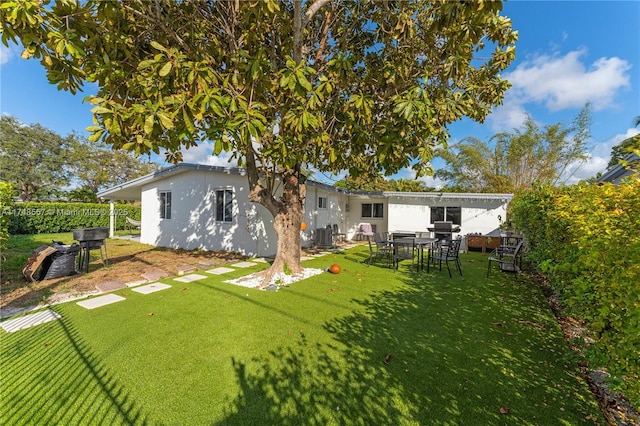 view of yard featuring a patio