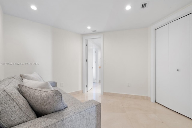 bedroom featuring recessed lighting, a closet, visible vents, and baseboards