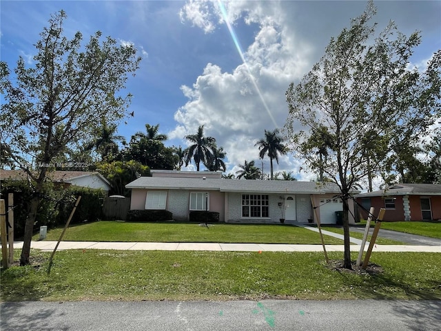 single story home with a front yard