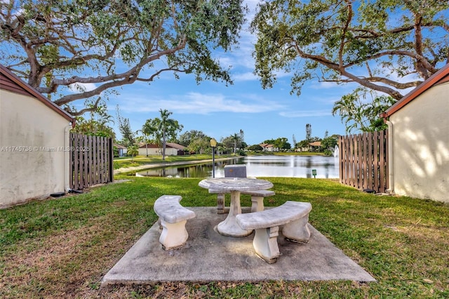 view of yard featuring a water view