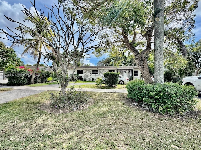 view of front of property with a front yard