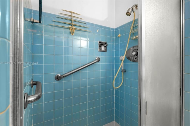 bathroom featuring a tile shower