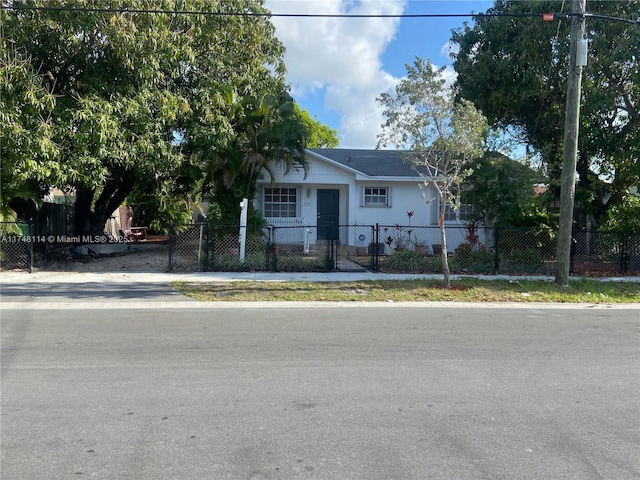 view of front facade featuring a fenced front yard