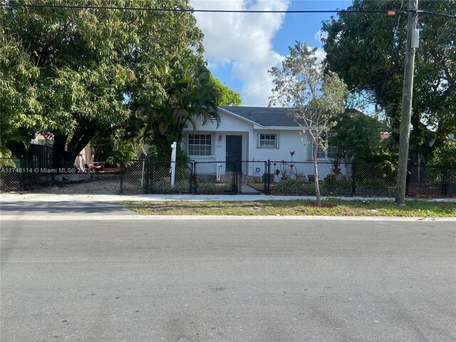 view of front of home with a fenced front yard