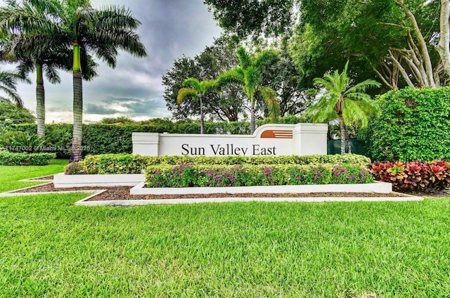 community / neighborhood sign featuring a yard