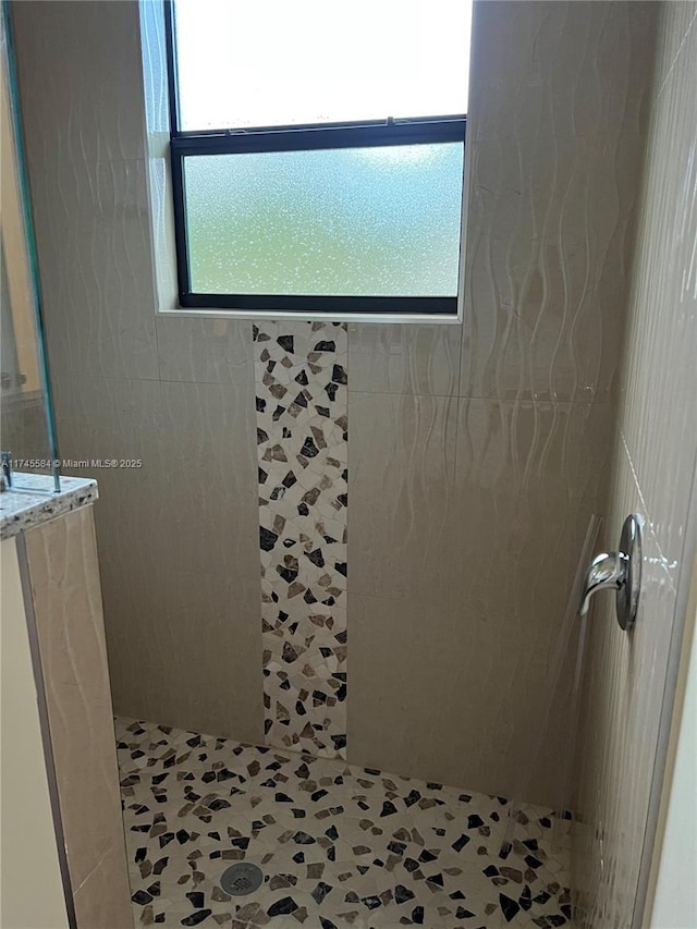 full bathroom featuring tiled shower