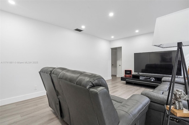 living area with recessed lighting, visible vents, light wood-style flooring, and baseboards