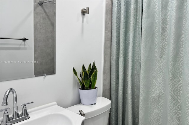 full bath featuring a sink, toilet, and a shower with curtain