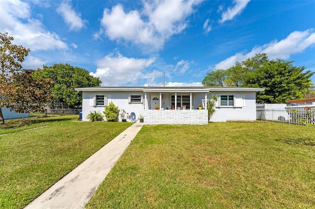 view of front of home featuring stucco siding, fence, and a front yard