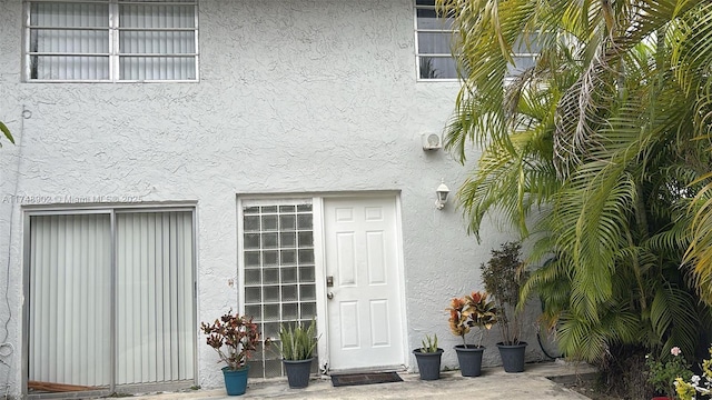 view of exterior entry with stucco siding