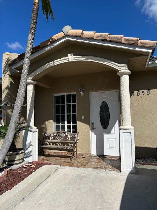 view of exterior entry featuring stucco siding